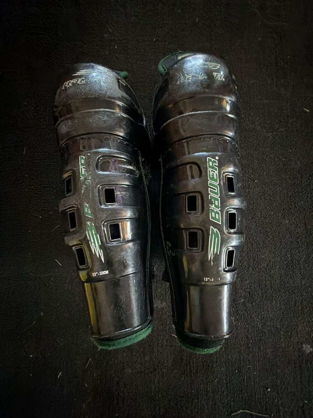 Bauer SG500 Shin Guards Size 18-88CM Black Green Ice Hockey Gear